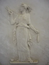 Bajorrelieve de Atropos cortando el hilo de la vida