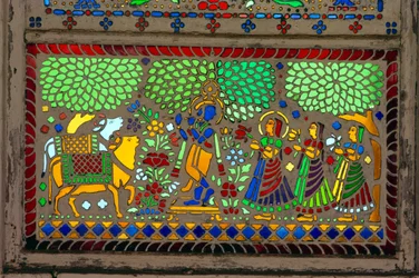 Radha Krishna con Sakhi en vidriera