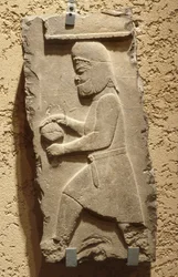 Un medo en la corte real de Persépolis llevando una vasija cubierta, aqueménida, c. 500 a.C. (piedra caliza)