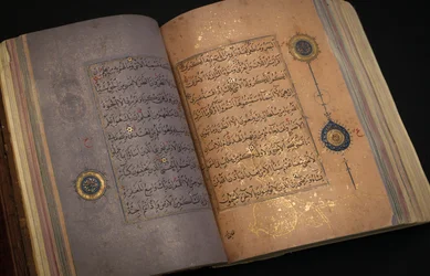 Un Corán Timúrida o Aqquyunlu, Irán (oro, tinta y pigmentos de colores sobre papel chino)