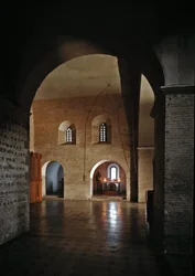 Vista interior de la iglesia de San Vicente y San Anastasio en la Abadía de las Tres Fuentes