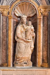 Estatua de la Virgen con el Niño en el interior de la iglesia de Santa Maria della Palomba, Matera Italia