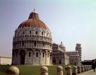 Arquitectura medieval: vista del Baptisterio (construido entre 1153 y 1353), la Catedral (Duomo) y la Torre (iniciada en 1064) de Pisa en el Campo dei Miracoli (Piazza dei Miracoli), Italia.