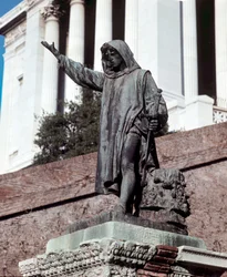 Monumento dedicado a Cola di Rienzo (1314-1354) en el Capitolio (Campidoglio) en Roma desde donde proclamó la República Romana el 20/05/1347.
