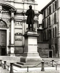 Monumento a Alessandro Manzoni (1785-1873)
