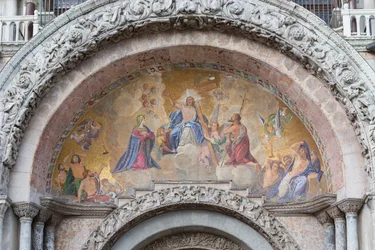 Mosaico de Cristo resucitado sobre la entrada de la Basílica de San Marcos, Plaza de San Marcos, Venecia, Italia (mosaico)