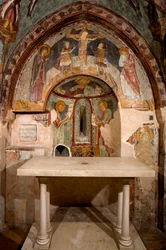 Vista del ábside decorado con frescos del maestro de San Francisco (siglo XIII). Capilla de San Gregorio, Monasterio de San Benedetto (Sacro Speco), Subiaco (Roma), Italia