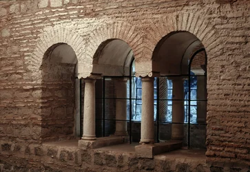 Vista del claustro de la iglesia de San Vicente y San Anastasio en la Abadía de las Tres Fuentes