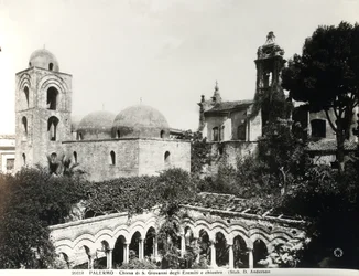 Vista del extremo oriental de la iglesia, construida en 1132-48 por el rey Roger II (m.1154) de Sicilia, y del claustro construido en el siglo XIII