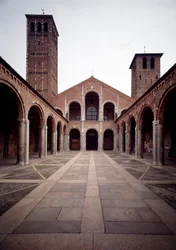 Vista de la fachada de la iglesia de San Ambrosio (Basilica di Sant