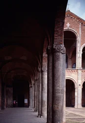 Vista del pórtico de la iglesia de San Ambrosio (Basilica di Sant