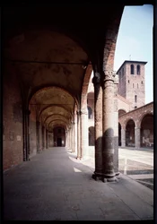 Vista del pórtico de la iglesia de San Ambrosio (Basilica di Sant
