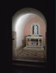 Vista de la segunda capilla de la Iglesia de los Santos Vicente y Anastasio, Abadía de Tre Fontane cerca de Roma, Italia