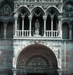 Fachada oeste, comenzada en la década de 1130 y completada en el siglo XV (detalle)