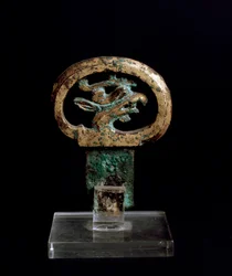 Mango de bronce con cabeza de grifo, siglo VI-V a.C.