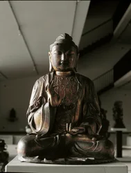 Buda sentado en posición de lalitasana - escultura, período Kamakura (1185-1333)