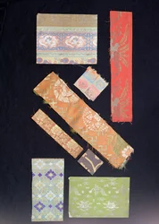 Fragmentos de tela utilizados para fajas obi, kimonos, trajes No y trajes Kesa para sacerdotes