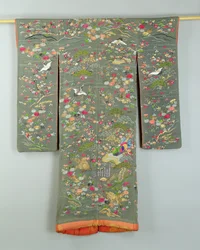 Bata gris decorada con flores y pájaros, japonesa