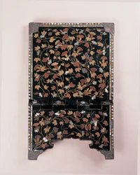 Soporte de misal cristiano del período Momoyama, finales del siglo XVI - principios del siglo XVII (laca)