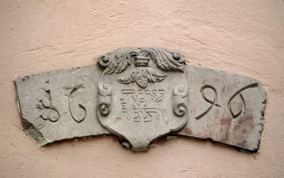 El callejón de los judíos en Obernai (67). Lugares de culto: inscripción con una fecha hebrea y la fecha correspondiente de la era cristiana: 1696. Se dice que una sinagoga fue construida dos años después de la autorización del Intendente La Grange, que pe