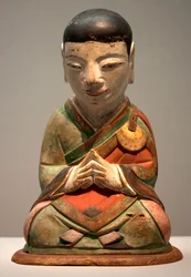 Arhat. Madera tallada policromada, período Joseon (Choson)