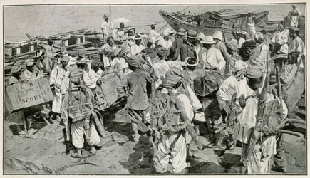 Porteadores coreanos en el puerto de Chemulpo (Corea del Sur), descargando las chatarra - Ilustración después de una fotografía del siglo XIX por J. de Pange, del libro Viaje en Corea del doctor Hagen