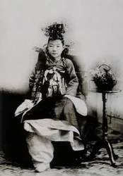 Mujer coreana con vestido tradicional de boda