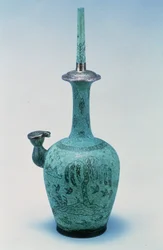 Kundika incrustada con diseño que representa pájaros y un árbol en plata, dinastía Koryo, 918-1392 DC
