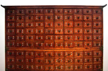 Mobiliario médico de madera, periodo Joseon, Corea, colección Kim Chong-hak. Museo Nacional de Corea, Seúl, República de Corea, 2006.