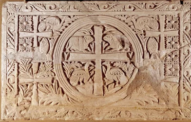 Losa del presbiterio, elemento de cierre del coro de una iglesia. de Líbano. Siglos V-VI d.C. Dim. 0,78x1,27 m. París, Museo del Louvre