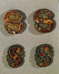Arqueología de la Edad Media. Arte bárbaro de Lombardía: Fíbula de cinturón en forma de letra S. Objeto en oro y esmalte policromado. Arte lombardo, siglo VI - VII. Italia, Cividale del Friuli, Museo Arqueológico