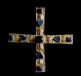 Arqueología de la Edad Media. Arte bárbaro de Lombardía: Cruz de Gisulfo, en hoja de oro repujado con piedras semipreciosas