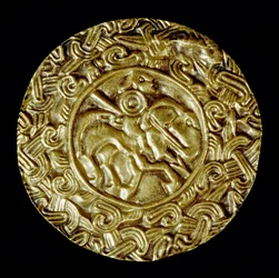 Arqueología de la Edad Media. Arte bárbaro de Lombardía: disco de oro con un santo a caballo y motivos animales. Alrededor del año 600