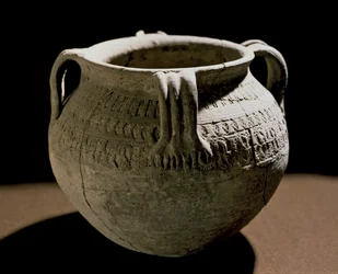 Arqueología de la Edad Media. Arte bárbaro de la Galia: Vaso en cerámica incisa. Francia, período merovingio, siglo VIII. Estrasburgo, Museo de Arqueología del Palacio Rohan