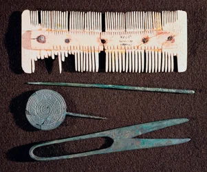 Civilización bárbara: artículos de tocador (peine, tijeras) del período merovingio. Siglos V-VIII