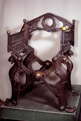 Arte merovingio: sillón o trono de Dagoberto I (602/605-638)