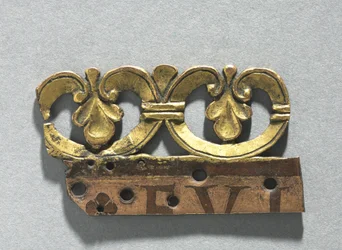 Fragmento de una cresta ornamental de un relicario, c.1165-1180 (cobre dorado, esmalte marrón)