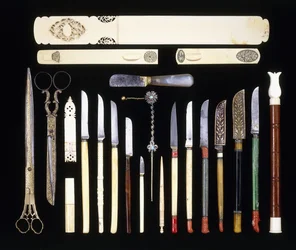 Un grupo de veintidós instrumentos de escriba otomanos, que comprenden once cuchillos, un pasapáginas, tijeras, un cuchillo de papel, caja de marfil