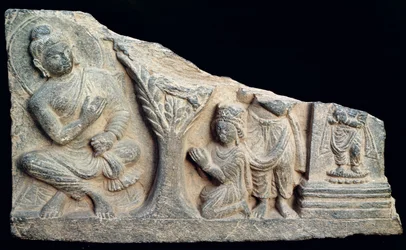 Detalle de un friso en relieve que representa a un Buda sentado con orantes, estilo greco-budista, de Taxila, Pakistán