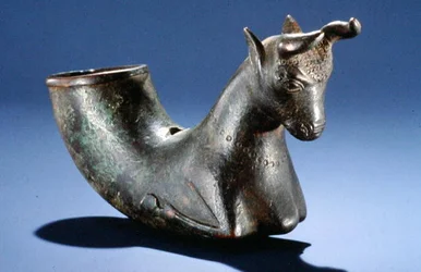 Toro con patas dobladas, c.550-330 a.C.