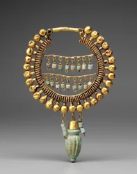 Pendiente, 550-330 a.C. (oro y fayenza)