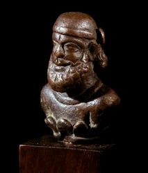 Arte persa: busto de un príncipe parto en bronce