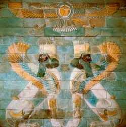 Arte persa rouénida: dos esfinges androcéfalas (o leones) bajo Ahura Mazda, deidad del zoroastrismo. De Susa, Irán