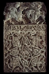 Arte persa: panel de estuco decorado con arabescos y dos jinetes luchando
