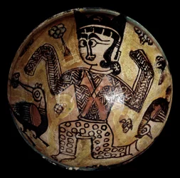 Arte persa: taza de terracota con un personaje con dos pájaros. Colección privada