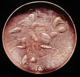 Plato que representa a un soldado real cazando leones, siglo VI-VII