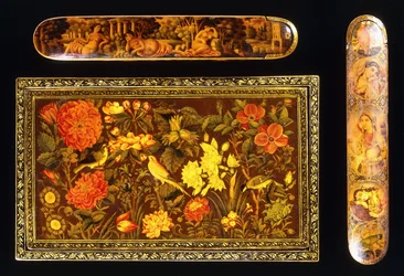 Dos qalamdans de laca Qajar y un estuche de espejo Zand