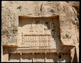 Vista de la Necrópolis y la tumba de Darío I el grande con relieve representándolo honrando al sol