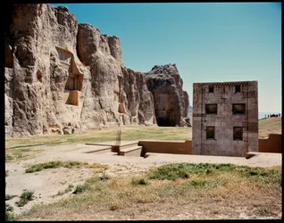 Vista de la Necrópolis y las tumbas pertenecientes a los reyes aqueménidas, y el Cubo de Zoroastro