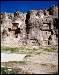 Vista de la Necrópolis y las tumbas pertenecientes a los reyes aqueménidas, de izquierda a derecha, Artajerjes I y Darío I el grande